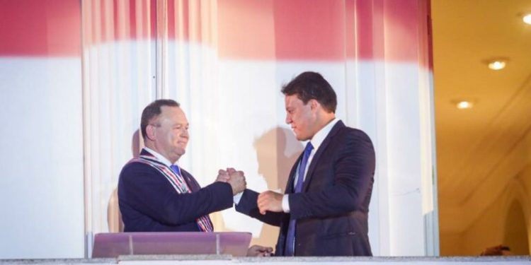 Carlos Brandão e Felipe Camarão tomam posse no Palácio dos Leões 