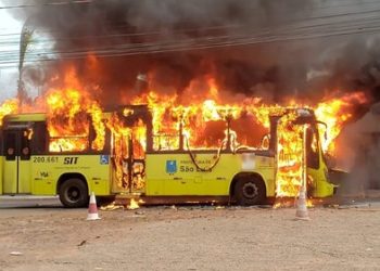 São Luís – Ônibus pega fogo após falha mecânica na estrada da maioba 