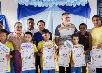 Prefeito de de Belágua Herlon Costa entrega kits escolares para estudantes da rede municipal 