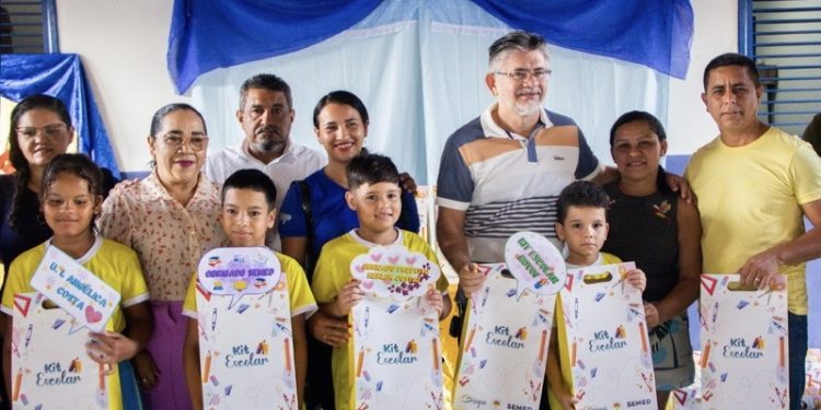 Prefeito de de Belágua Herlon Costa entrega kits escolares para estudantes da rede municipal 