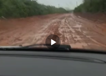 Cedral-Estrada tomada por lama dificulta acesso de povoado a sede