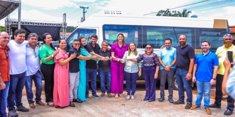 São Roberto – Iracema Vale prestigia inauguração de órgão público e entrega ambulância para atendimento à população do município