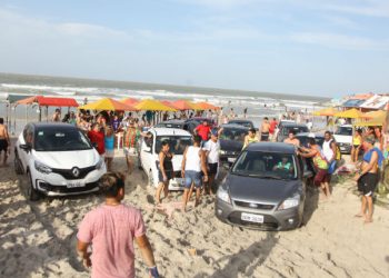 Decisão judicial proíbe veículos de trafegar nas faixas de areia da praia do Araçagi