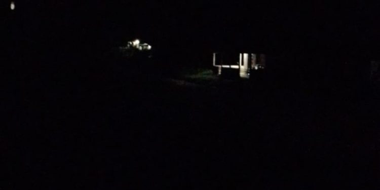 Cedral – Falta de iluminação pública no povoado São Bento obriga moradores usarem lamparina a querosene na rua