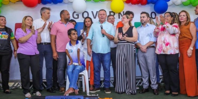 Brandão, Iracema Vale e Camarão prestigiam entrega de obras em escolas Estaduais na capital