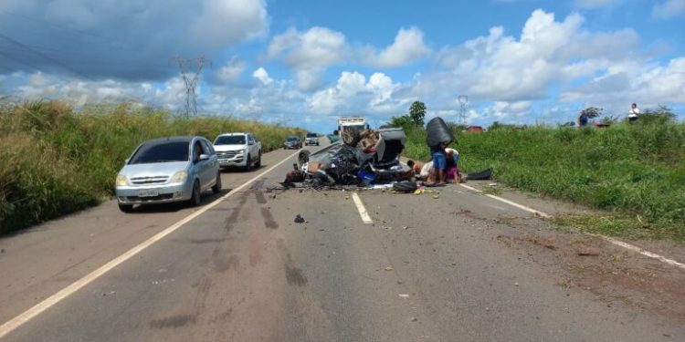 Acidente na BR-135 entre carro e moto deixa dois mortos 