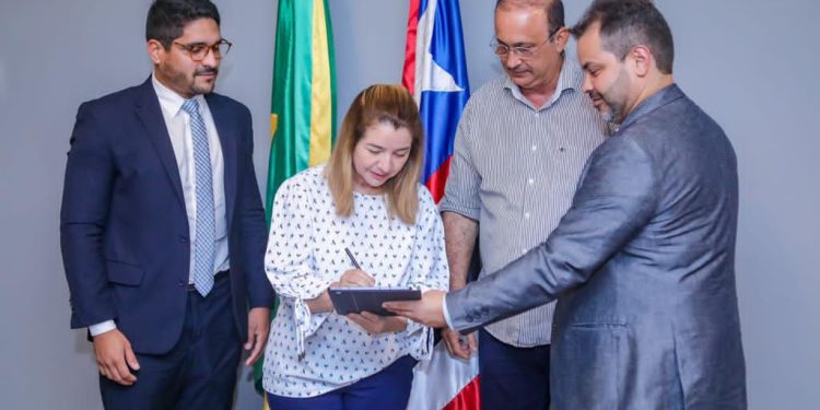 Iracema Vale assina termo de implantação do programa ‘Papel Zero’ na Assembleia Legislativa