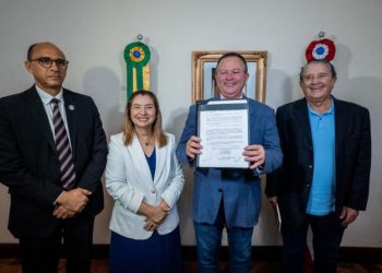 Iracema Vale participa do ato de assinatura da MP que institui programa ‘Casa Esperança’