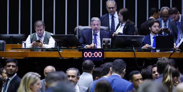 Câmara aprova PL que criminaliza discriminação de políticos