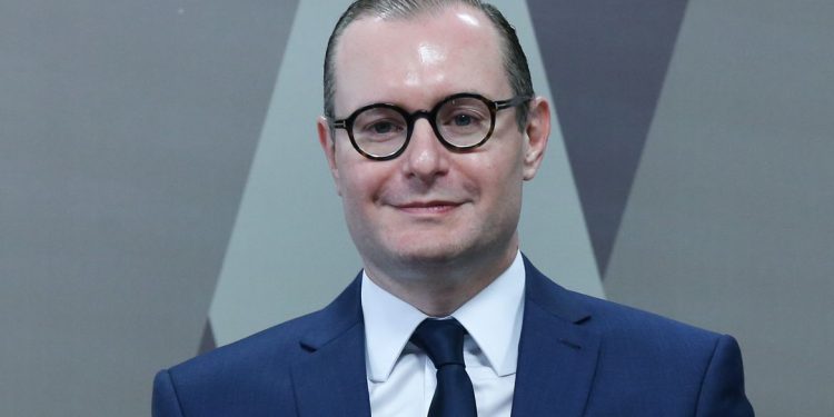 Com 58 votos a favor e 18 contrários Zanin Advogado de Lula é aprovado pelo Senado ao STF