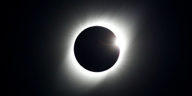 Observação do eclipse exige cuidados para evitar lesão nos olhos