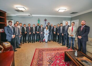 Iracema Vale e demais deputados reunidos com o corregedor do TRE-MA, desembargador José Gonçalo Filho