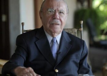 Ex-presidente José Sarney sofre queda e apresenta fraturas leves na clavícula 