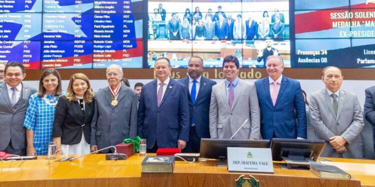 José Sarney é homenageado com Medalha ‘Manuel Beckman’ como forma de celebrar a trajetória, ainda em vida, do homem, político e escritor