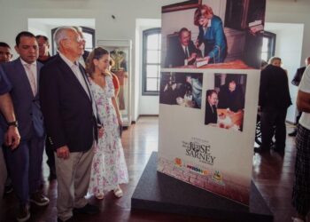 Reconhecimento: Ao lado de José Sarney, Iracema Vale visita o ‘Salão de Arte 30 Cores em Maio’