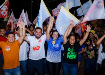 Multidão enche as ruas para acompanhar Dudu Diniz em caminhada histórica em SJR