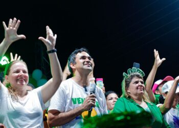 Candidato à reeleição, prefeito Wallas Rocha mobiliza multidão em passeata pelas ruas da Cidade 