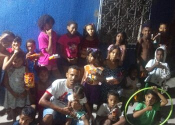 Projeto Invasão do Bem entrega presentes no dia das crianças em comunidade