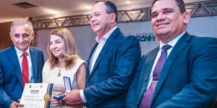 Iracema Vale recebe a mais alta honraria da Polícia Civil do Maranhão