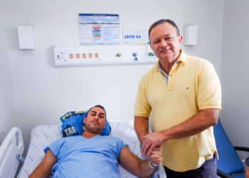 Brandão visita policial Jefferson Castelo Branco, que recebeu alta hospitalar após ser baleado