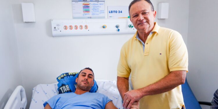 Brandão visita policial Jefferson Castelo Branco, que recebeu alta hospitalar após ser baleado