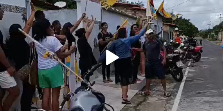 Professores da rede municipal de Porto Rico protestam cobrando direitos dos repasses da gestão para a categoria