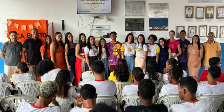 Estudantes realizam trabalho escolar de conscientização no Combate ao Abuso e à Exploração Sexual de Crianças e Adolescentes