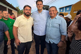 Ao lado de Orleans Brandão, Dudu Diniz e Jota Pinto comemoram a chegada do asfalto no Parque das Palmeiras