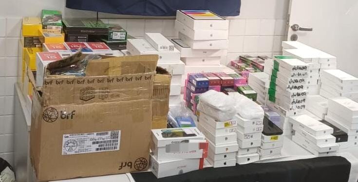 PRF apreende celulares, medicamentos irregulares e cigarros eletrônicos em ônibus na BR-230, em Balsas (MA)