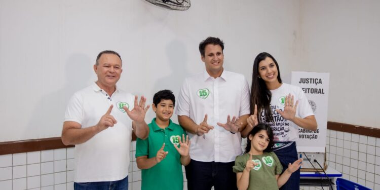 Orleans Brandão vota em Colinas ao lado da família e manifesta confiança na vitória